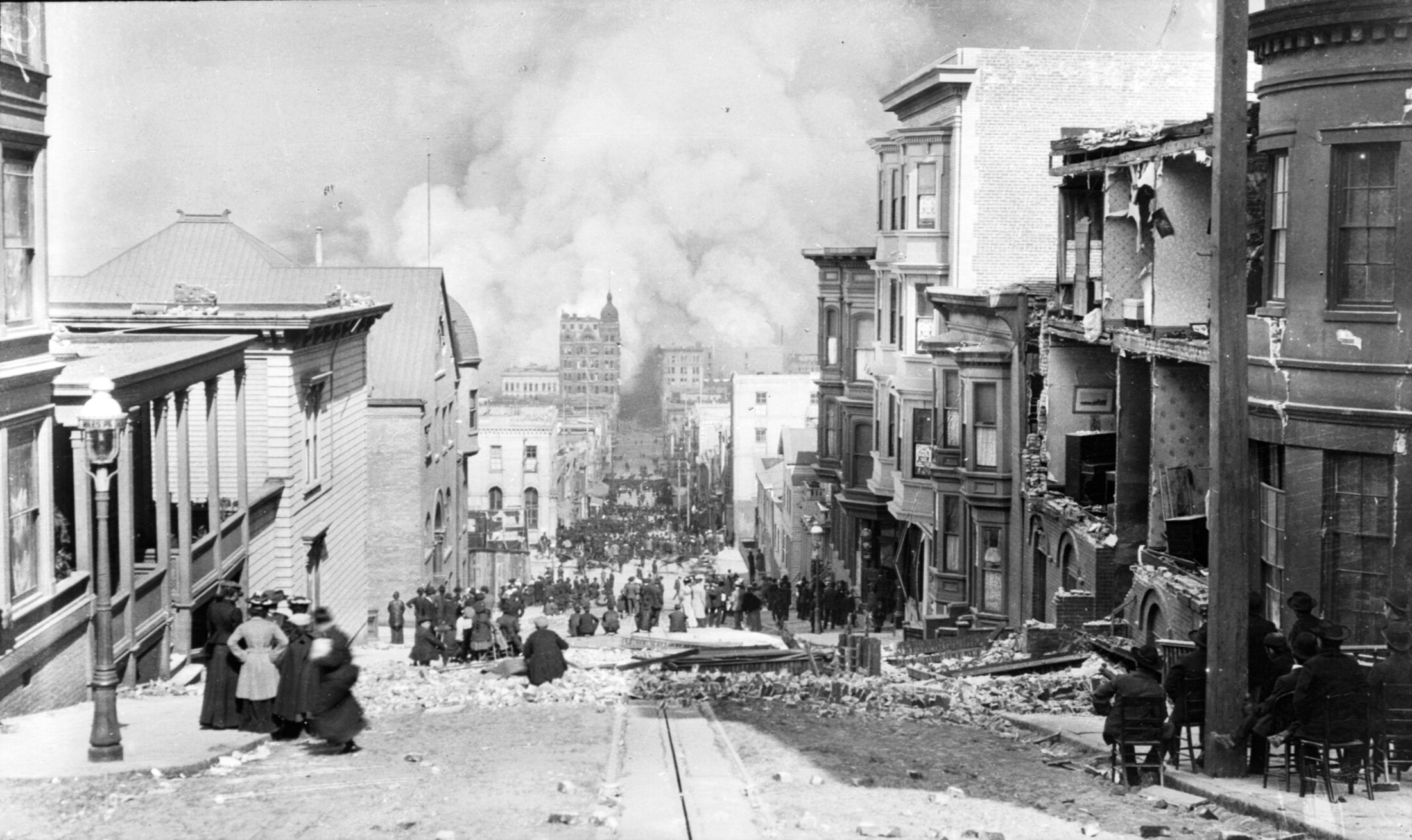 Crowds on Sacramento Street watching the fire after the April 18, 1906 earthquake